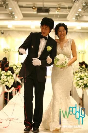 Lee Seon-kyun off for a belated honeymoon