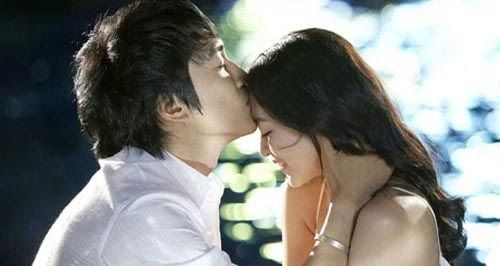 Kissing couple Song Seung-heon and Han Ye-seul