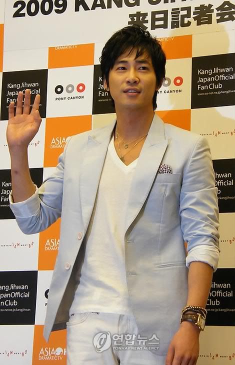 Kang Ji-hwan celebrates Japanese fan club anniversary