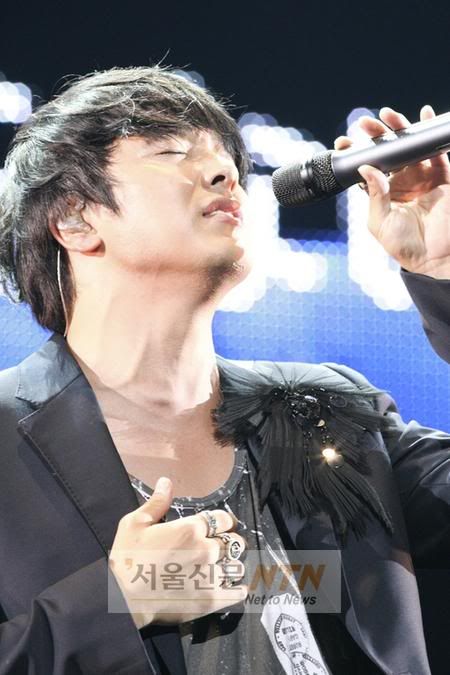 http://i294.photobucket.com/albums/mm96/javabeans122/event/2009/9c/parkyongha_concert2.jpg