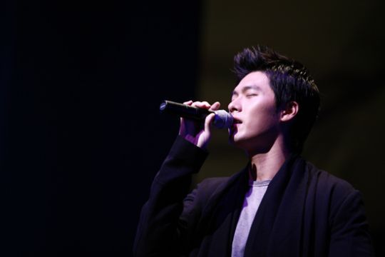 Hyun Bin puts on a show