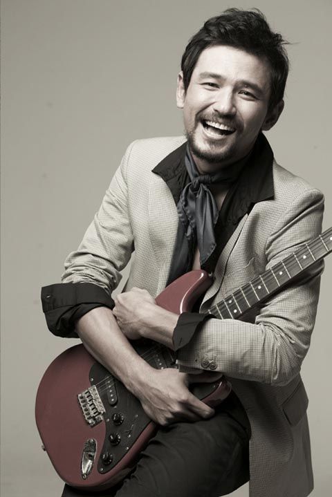 Hwang Jung-min takes the lead in Wedding Singer