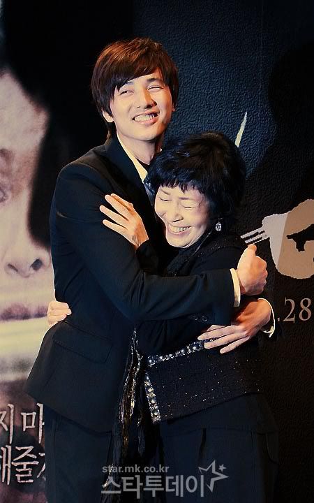 “Mother”‘s mother-son pair at film press conference