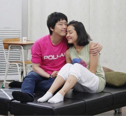 Moon Geun-young and Eom Ki-joon cuddle up in rehearsals