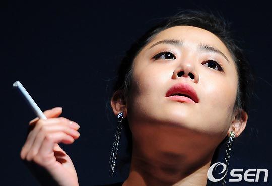 Moon Geun-young makes her stage debut