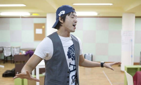 Kang Ji-hwan rehearses for Cafe In’s Tokyo run