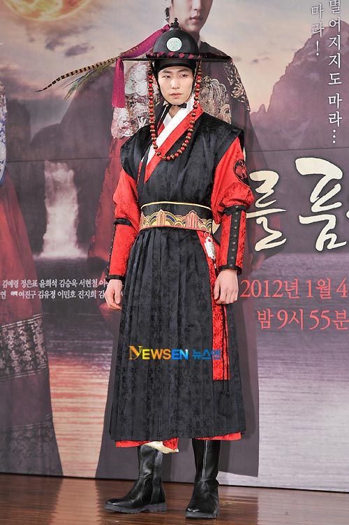 Hanboks galore at press conference for Moon That Embraces the Sun ...